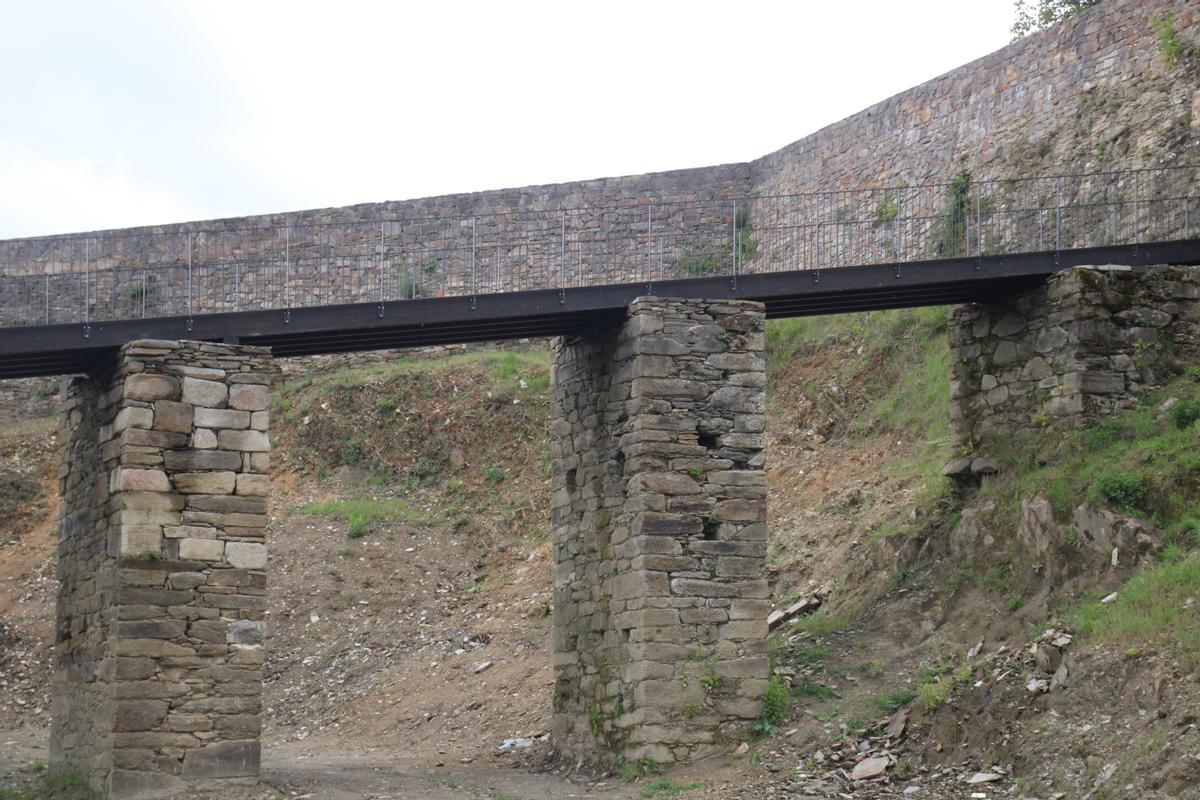 Puebla de Sanabria recupera sus estructuras defensivas con un nuevo puente levadizo Puebla de Sanabria recupera sus estructuras defensivas con un nuevo puente levadizo