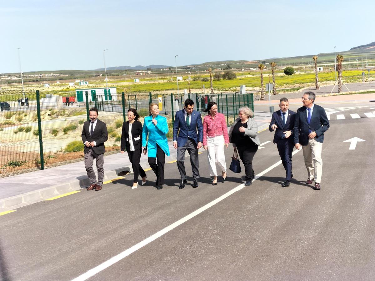 El presidente de la Junta de Andalucía, Juanma Moreno, ha inaugurado el puerto seco de Antequera tras 20 años de trámites y obras.