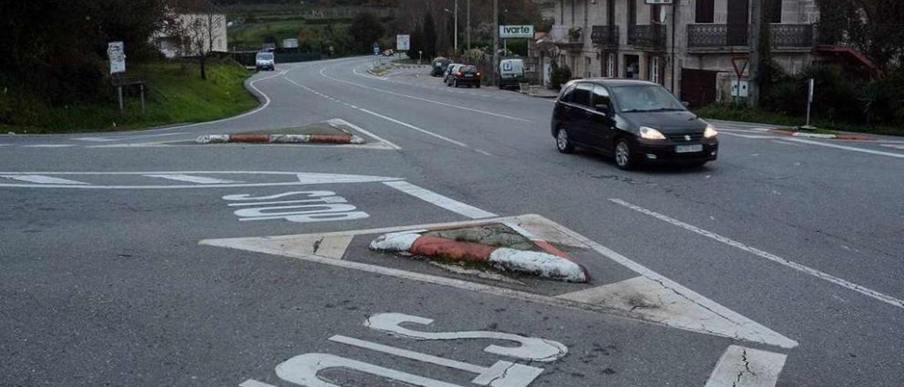 Una rotonda regulará el cruce de la carretera de Ourense con los desvíos a Carballedo y Xeve. // R. V.