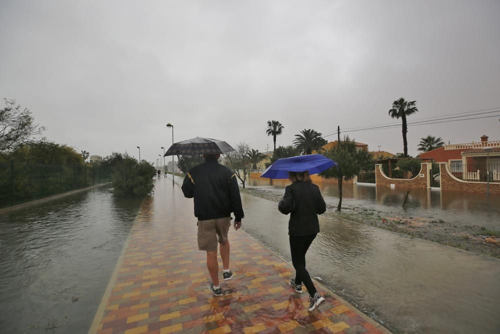 Los más de 150 litros por metro cuadrado registrados en 48 horas en Torrevieja han provocado numerosas incidencias por inundación, cortes de tráfico e intervenciones de bomberos en el momento de mayor