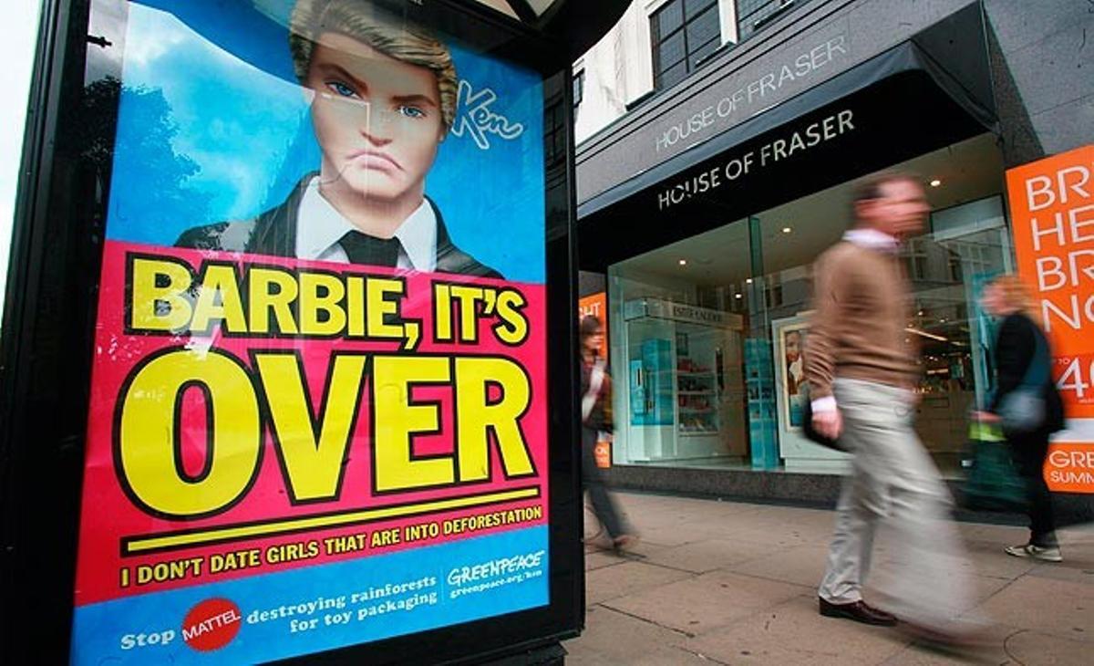 Un cartell de l’organització Greenpeace situat en un carrer de Londres (Regne Unit) denuncia que alguns fabricants de joguines, com Mattel (que fa les nines Barbie), utilitzen per al seu empaquetat un paper fabricat amb fusta dels boscos tropicals de Sumatra i Indonèsia, on alguns animals estan amenaçats per la destrucció de la selva. En el cartell, apareix Ken (nòvio fictici de Barbie), i pot llegir-se: ’’Barbie: això nostre s’ha d’acabar. Jo no surto amb noies que contribueixen a la desforestació’’.