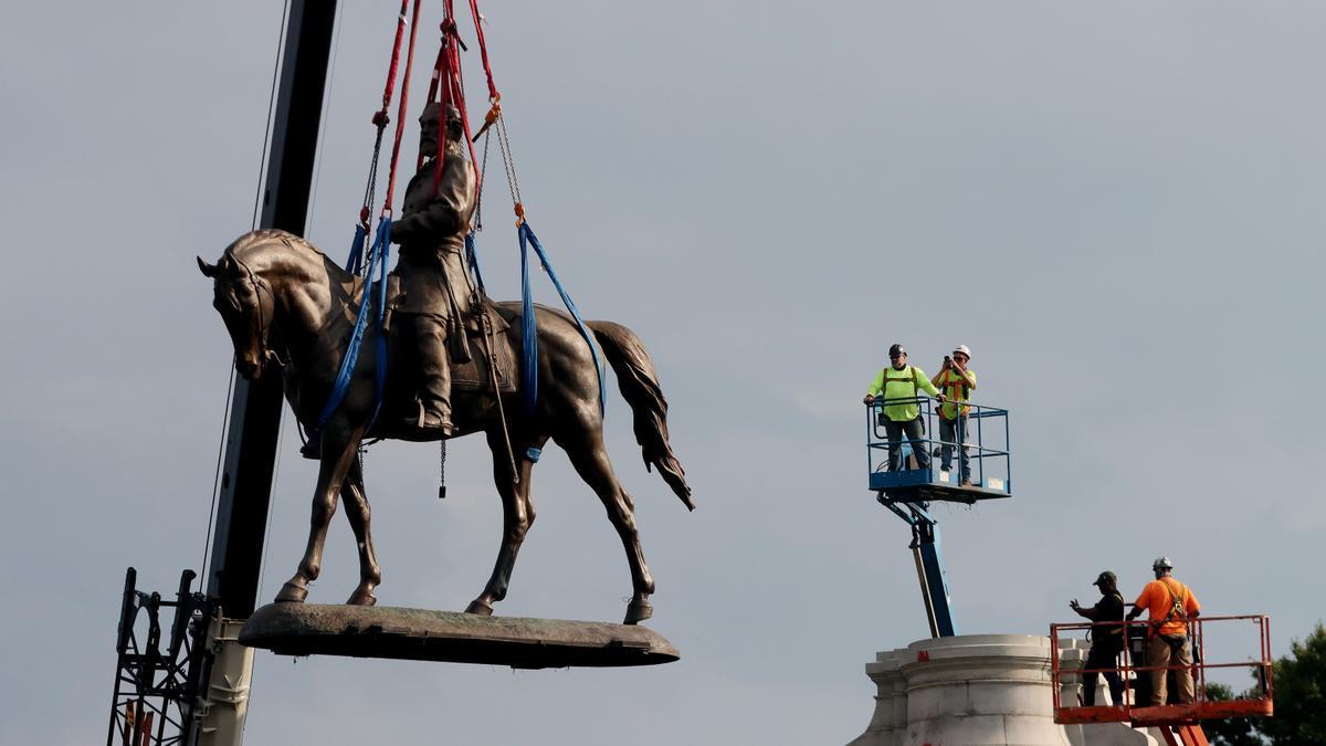 Statue of Robert E. Lee taken down in Virginia