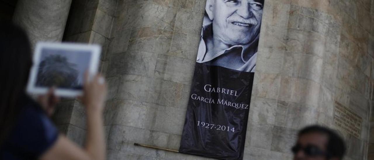 Cartel de Gabo en el Palacio de Bellas Artes de México tras la muerte del escritor, en 2014.