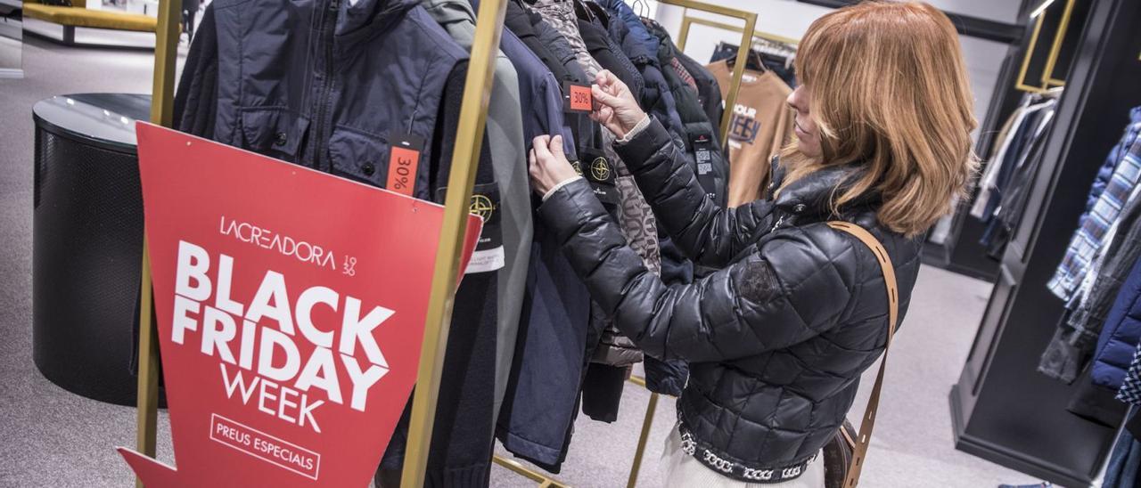 Una clienta mirant roba ahir a La Creadora, al Passeig de Manresa, aprofitant encara els descomptes especials del Black Friday i la fira | OSCAR BAYONA