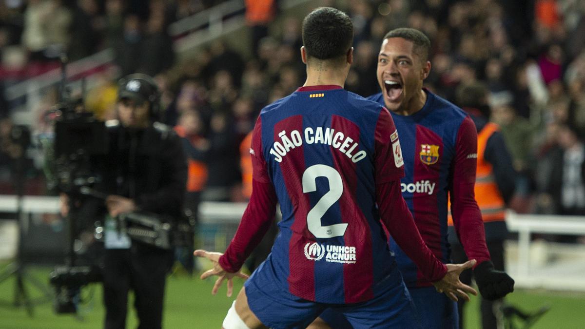 Vitor Roque y João Cancelo, goleador y asistente en el 1-0 del Barça a Osasuna en Montjuïc.