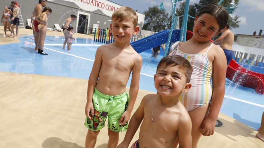 Erick Blanco, Marco Blanco y Valeria Moreira, vecinos de Gijón, en su primera visita al parque acuático. | MARA VILLAMUZA