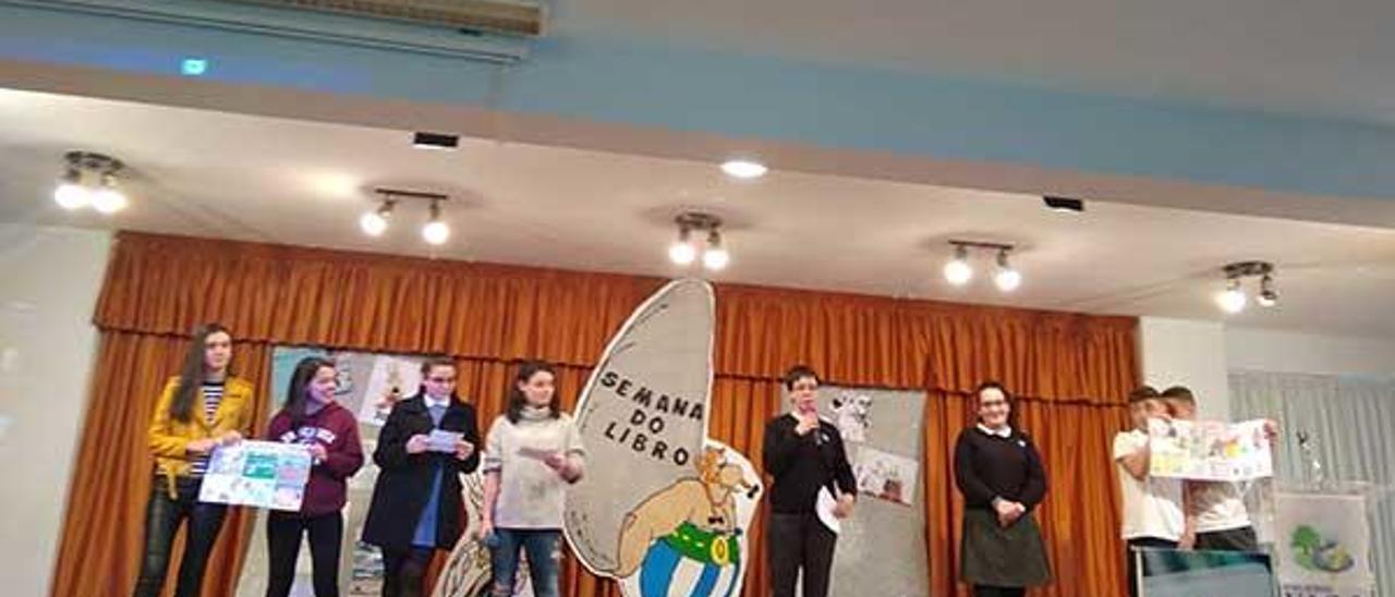 Escolares do Colegio Vigo durante as súas explicacións sobre os personaxes creados por Goscinny e Uderzo.