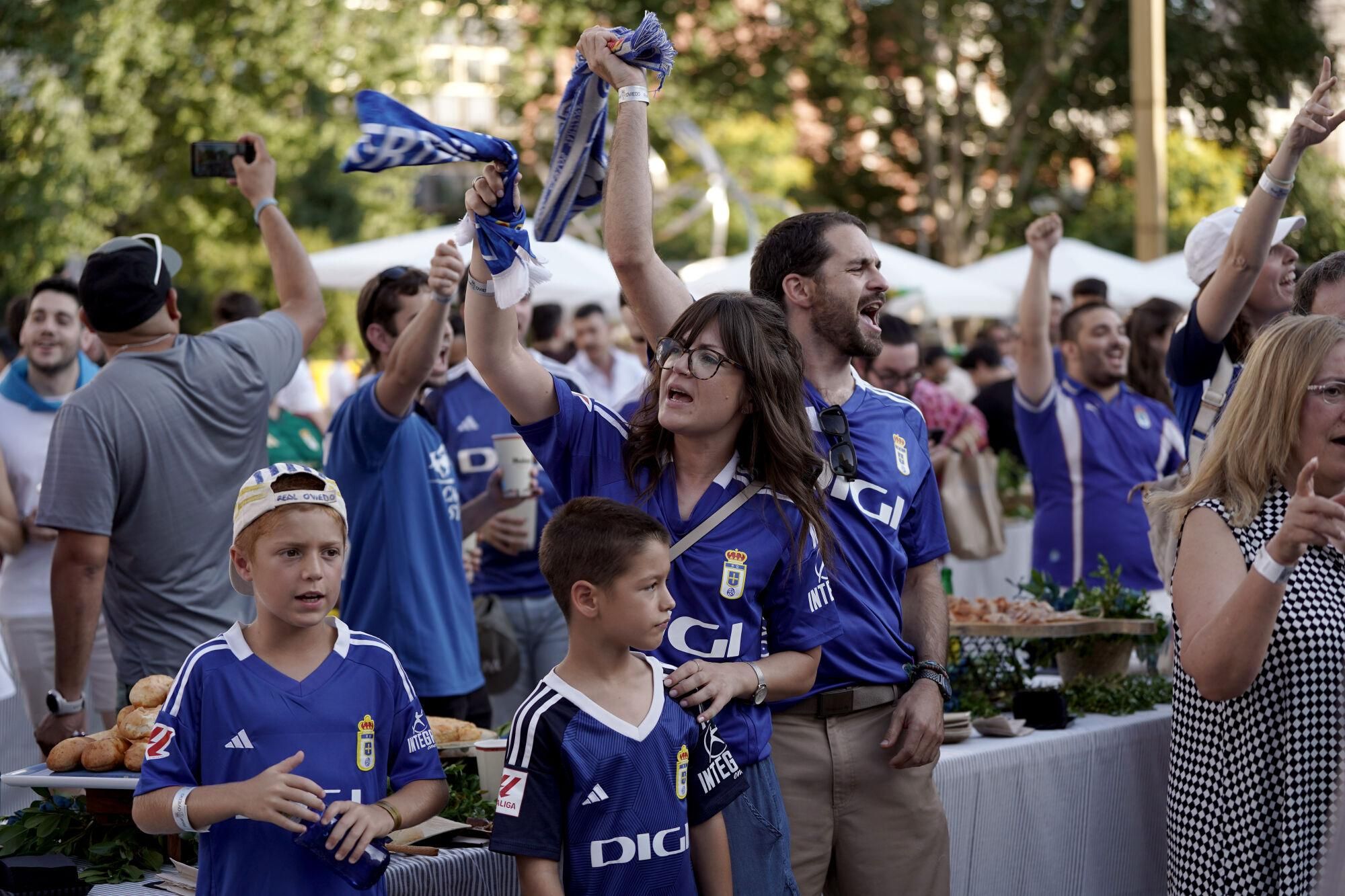 Así fue la fiesta del ascenso del Real Oviedo en Madrid.