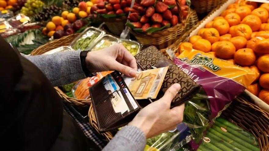 La Junta no prevé entregar las tarjetas monedero para familias con menores antes de las elecciones