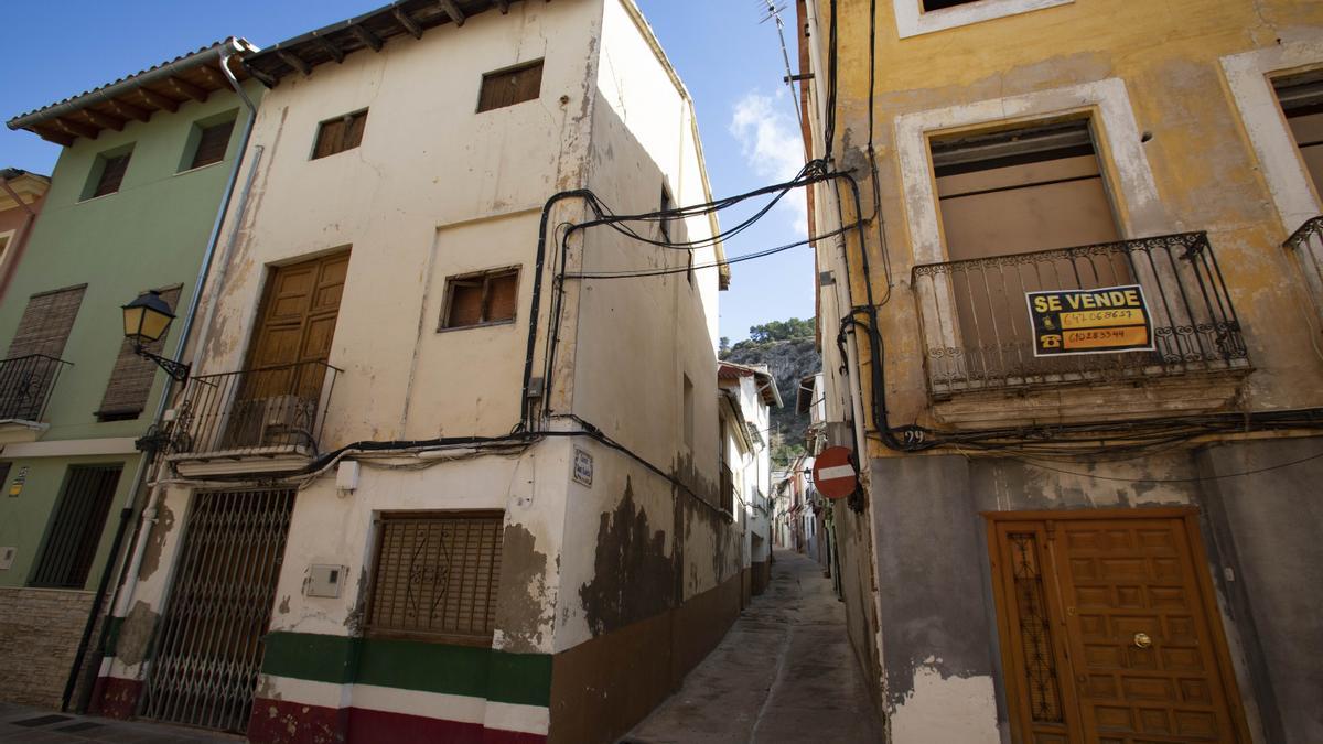 Casas degradadas con orden de rehabilitación por el ayuntamiento, en el carrer Blanc