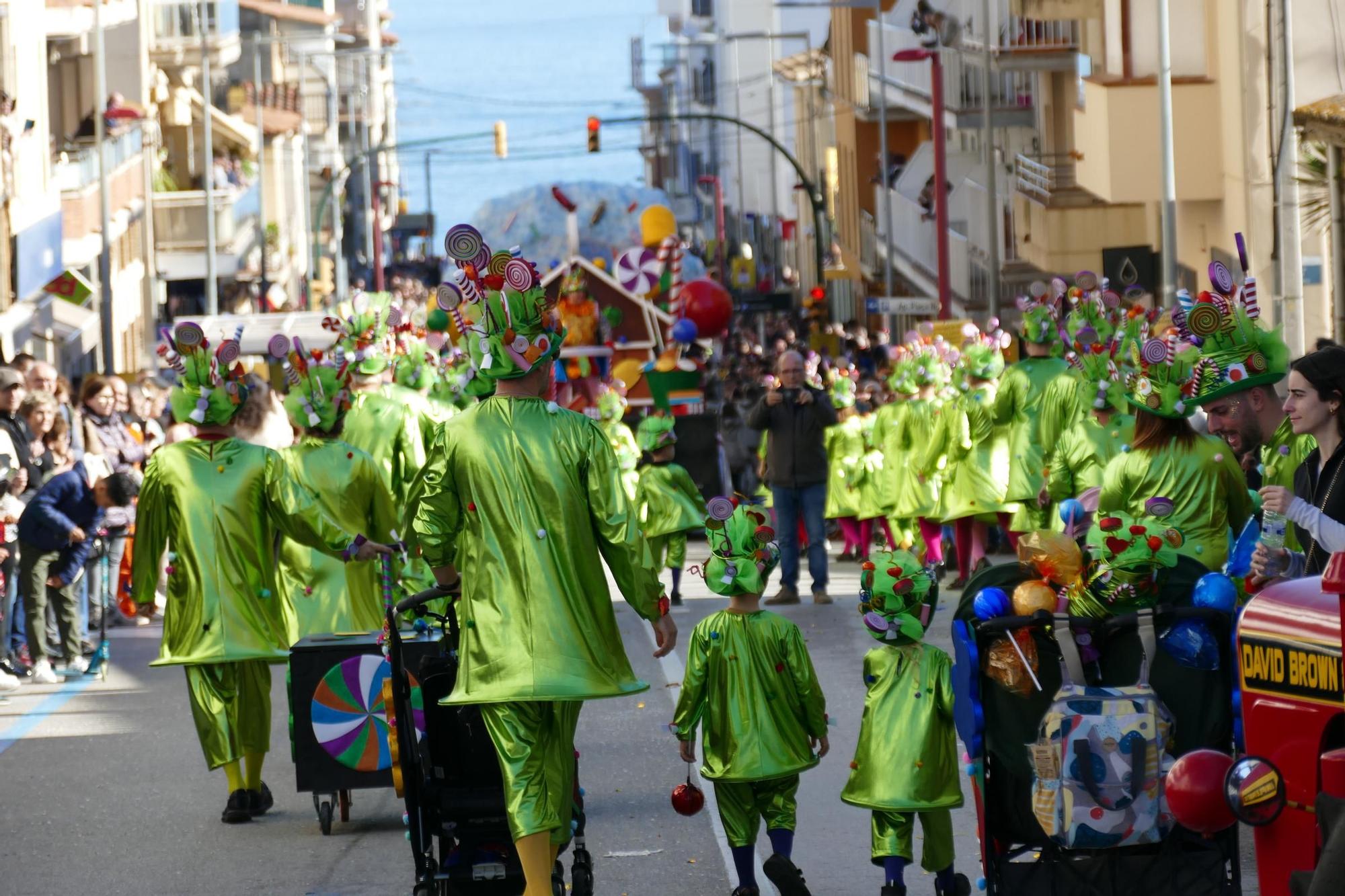 L'Escala s'acoloreix amb la rua de carnaval