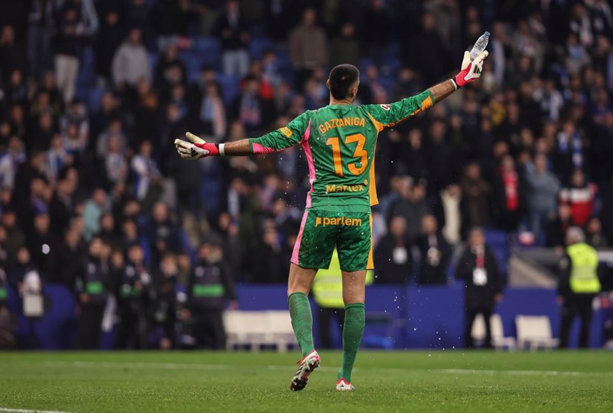 Gazzaniga, amb una de les ampolles que li van llançar des de la grada al derbi.