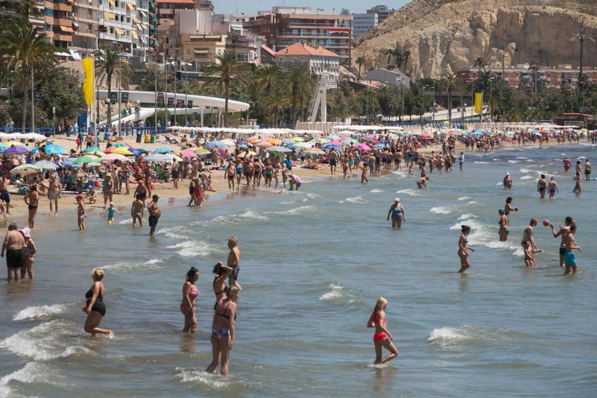 El bochorno que "cuece" la provincia se acentúa y Villena supera los 34 grados