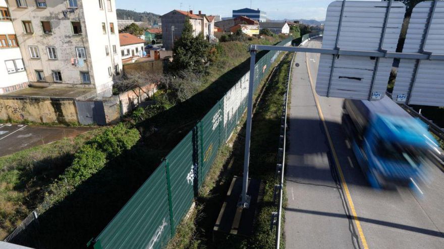 Las pantallas antirruido instaladas en su primer tramo en Trasona. | R.S.