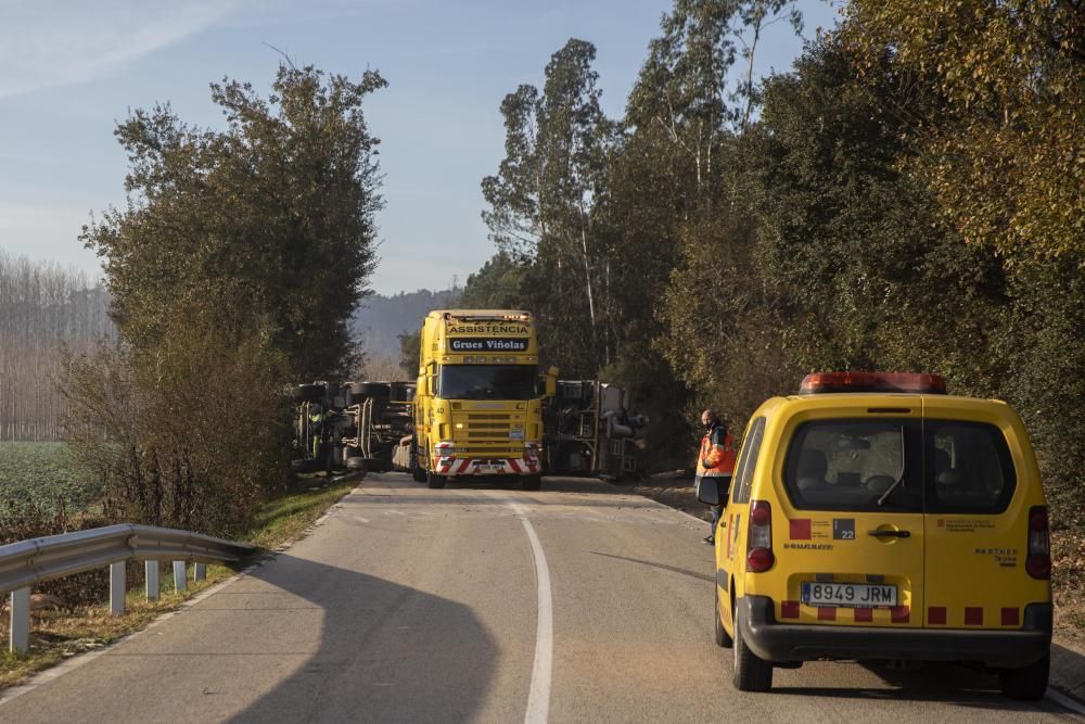 Un camió bolca i perd la càrrega a Massanes