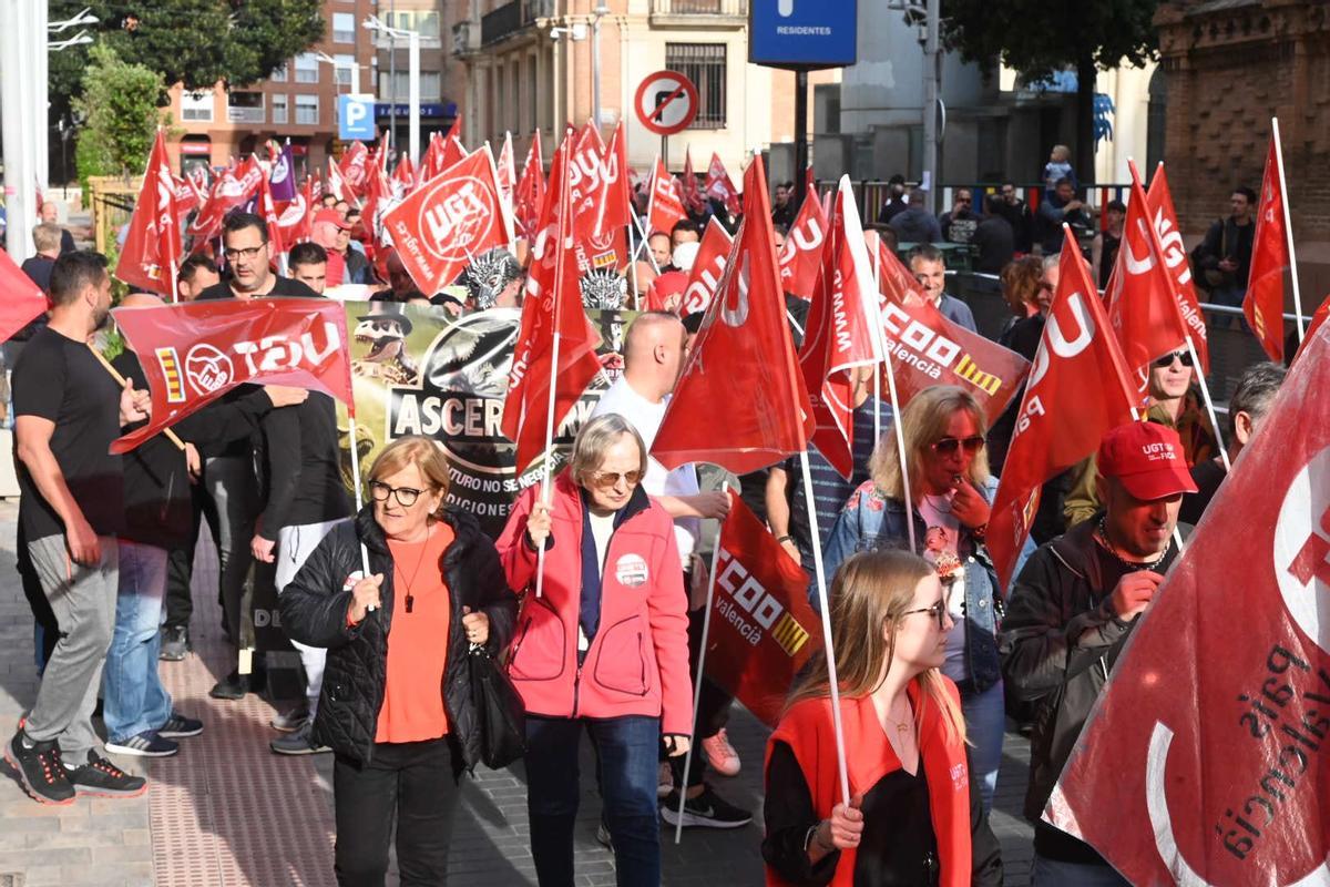 Manifestación por el bloqueo del convenio del azulejo, este miércoles en Castelló.