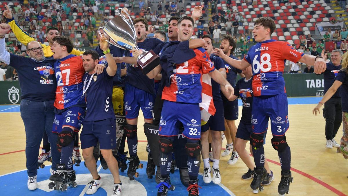 Burón, a l'esquerra de tot, aixecant el trofeu amb els jugadors i el cos tècnic