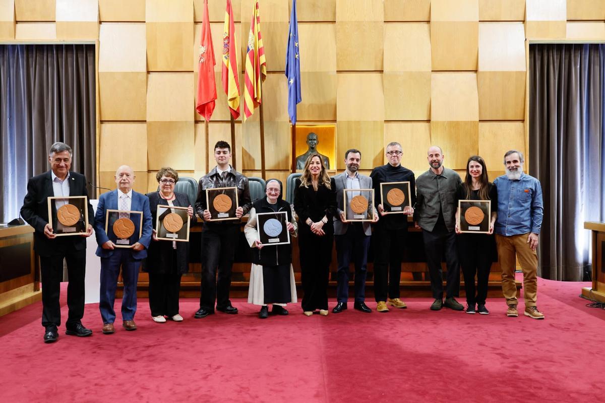 Los premiados con la alcaldesa Natalia Chueca.