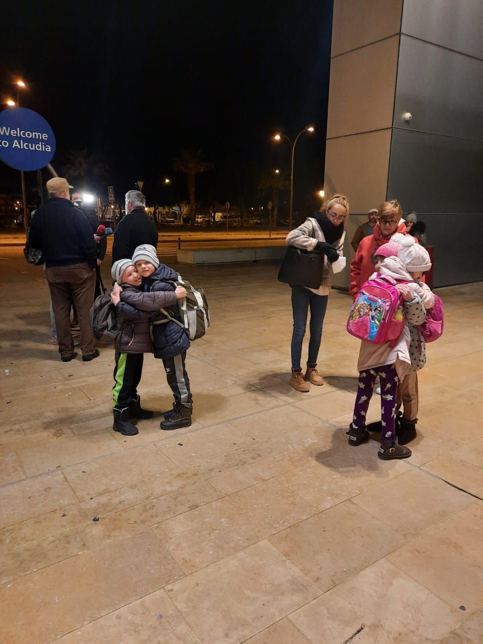 Una veintena de niños de un orfanato de Ucrania llegan a Palma de madrugada