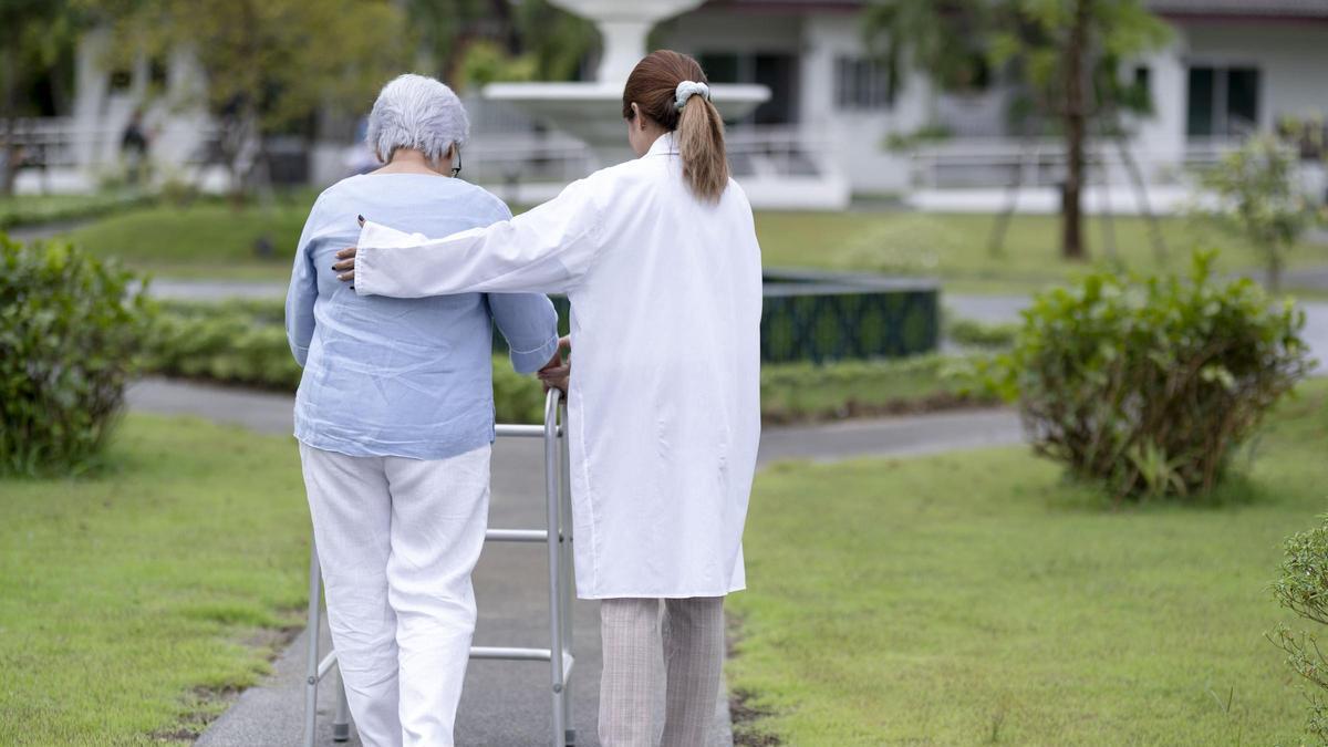 Una anciana recibe la ayuda de una sanitaria (Imagen de recurso).