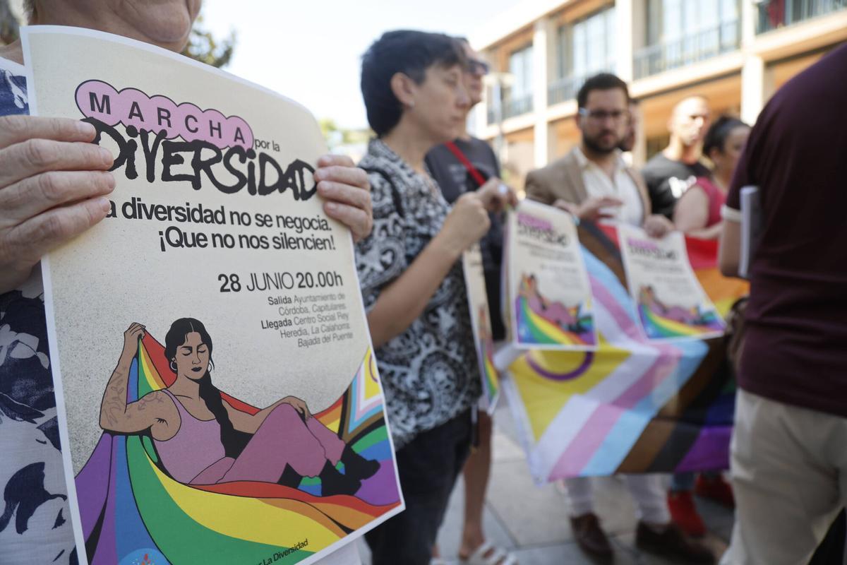 A.J.González Córdoba La Plataforma Córdoba por la Diversidad convoca a los medios de comunicación a una rueda de prensa con motivo del Día Internacional del Orgullo Lgtbiqa+, que se celebra el 28 de junio. Durante la comparecencia se presentará oficialmente el cartel de la Marcha por la Diversidad de la Plataforma, creado por el ilustrador cordobés Borja Cámaras "Cámaras pasadas", y se procederá a la lectura de un manifiesto reivindicativo.
