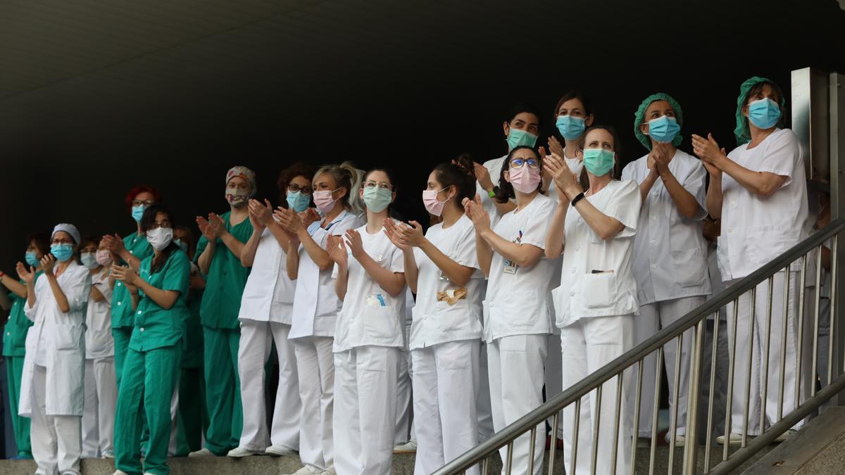 Un grupo de sanitarios aplaude, a las puertas del hospital Clínico de Zaragoza, en abril de 2020.