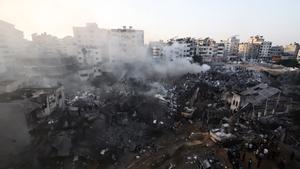 Vista General De La Destrucción Causada Por Un Ataque Aéreo Israelí Contra La Ciudad De Gaza, A 25 October 2023.