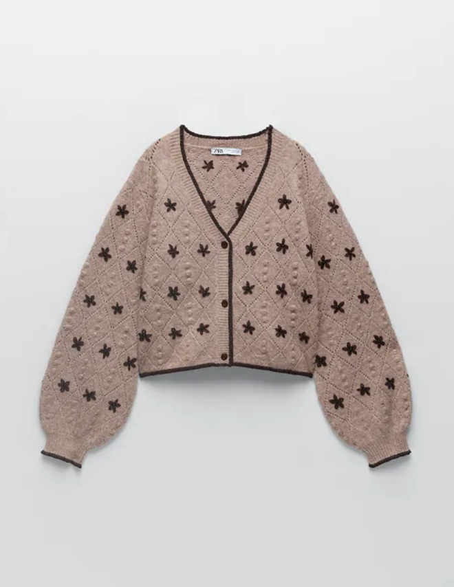 Cardigan con estrellas bordadas de Zara