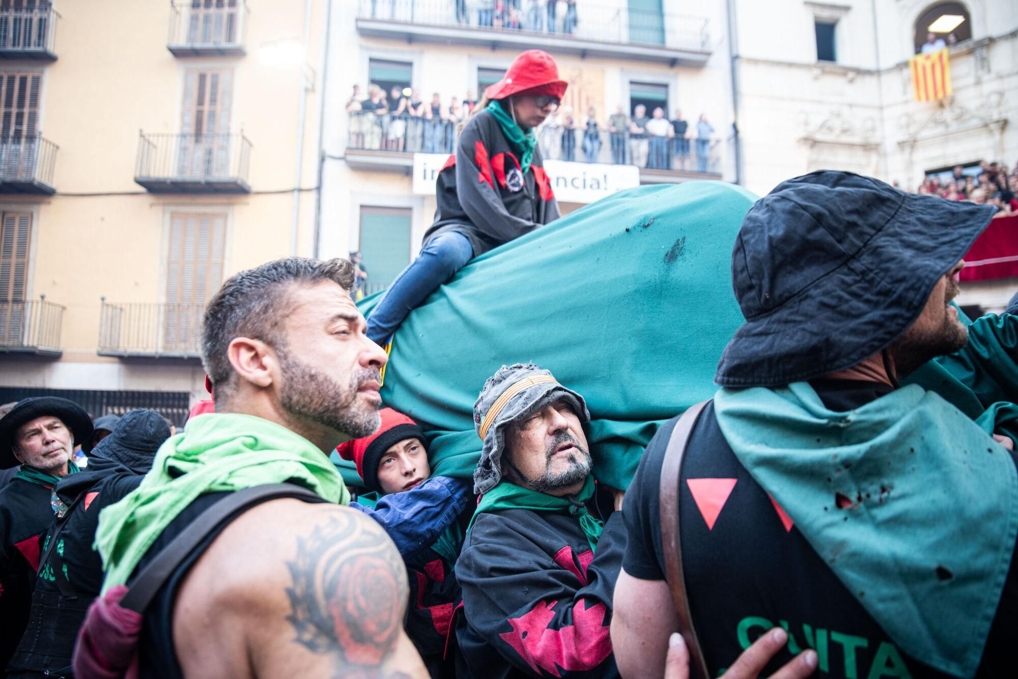 Les millors fotos dels primers salts del passacarrers de la Patum 2025