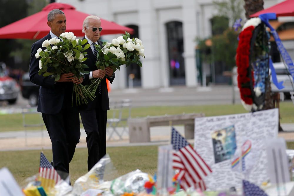 El presidente estadounidense Barack Obama y el vicepresidente Joe Biden colocan flores en un monumento en homenaje a las víctimas de Orlando