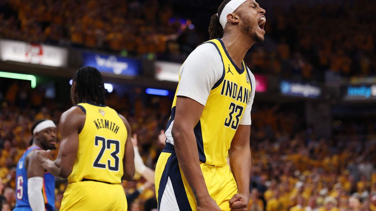 Myles Turner celebra una canasta en el tercer partido de la final de la NBA.