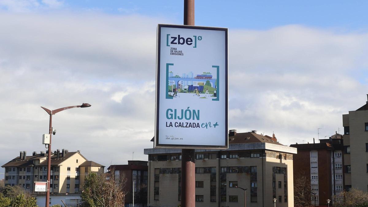 Una de las señales de la ZBE de La Calzada.
