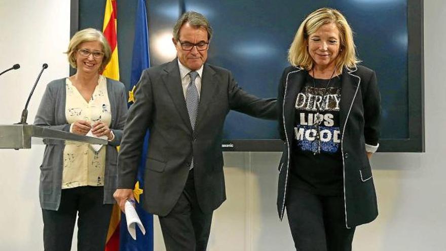 L&#039;expresident Artur Mas, entre l&#039;exconsellera Irene Rigau i l&#039;exvicepresidenta Joana Ortega