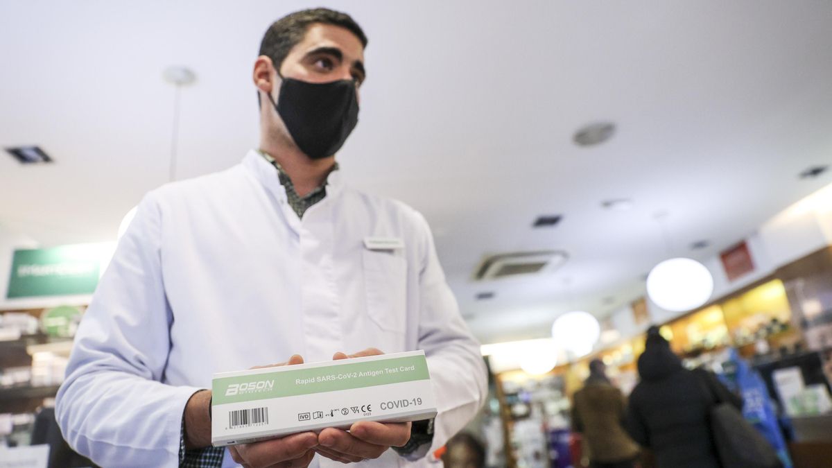 Javier Alonso Nestares con un test de antígenos en su farmacia