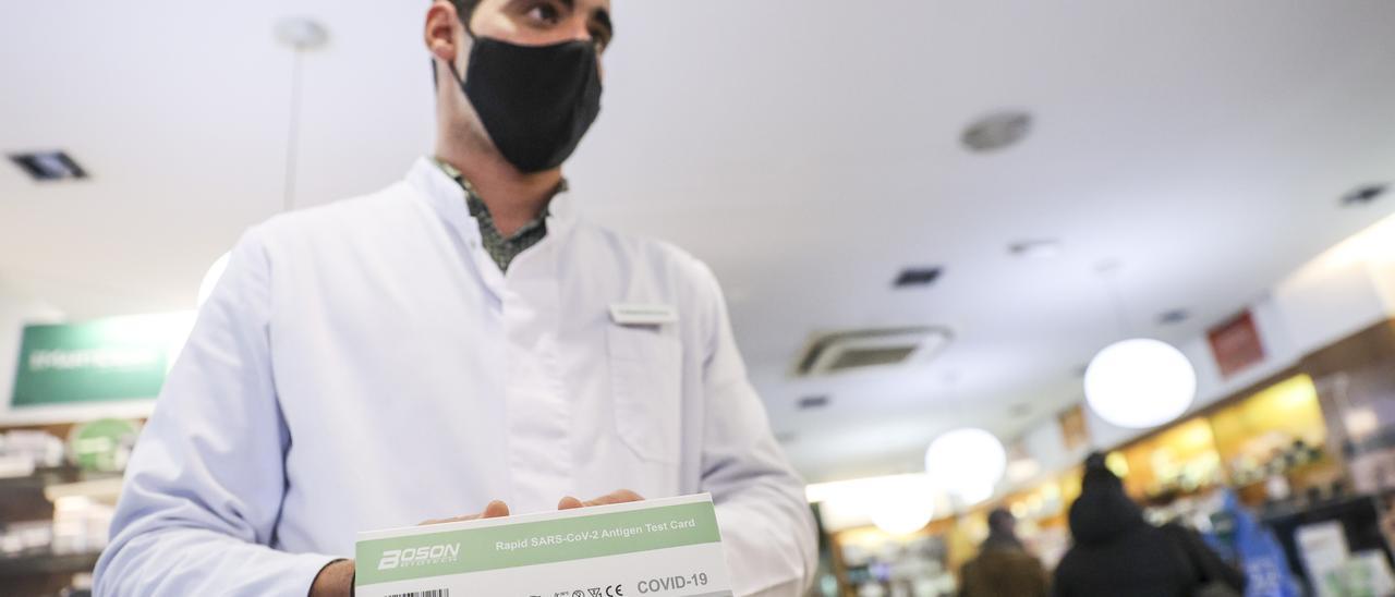 Ómicron dispara la demanda de test de antígenos en las farmacias asturianas: "Hemos llegado a vender 200 en un día, según llegan se agotan"