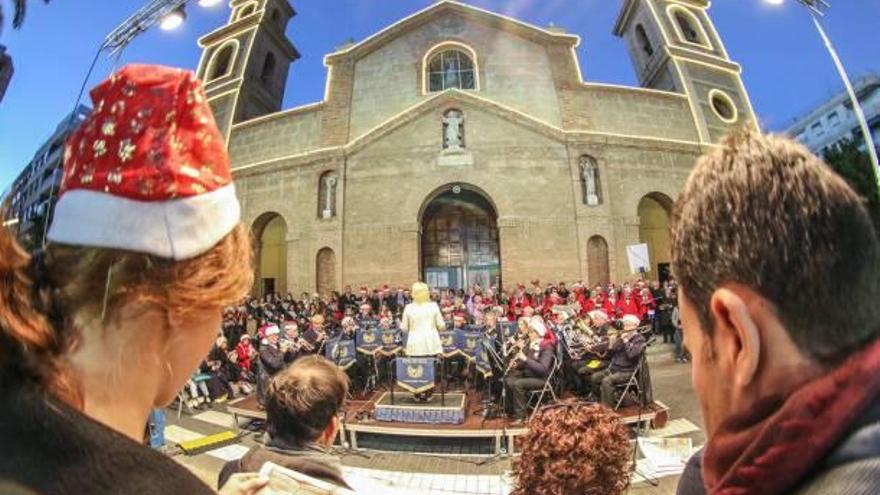 La  fachada de la iglesia acoge mañana el concierto de villancicos internacionales