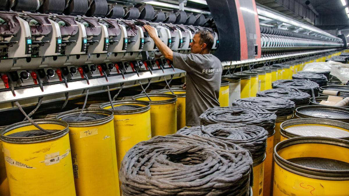Un operario trabajando en una empresa textil de Banyeres.