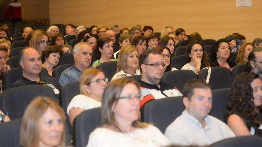 Asistentes a la jornada de la escuela María Vinyals en Cambados. // Noé Parga