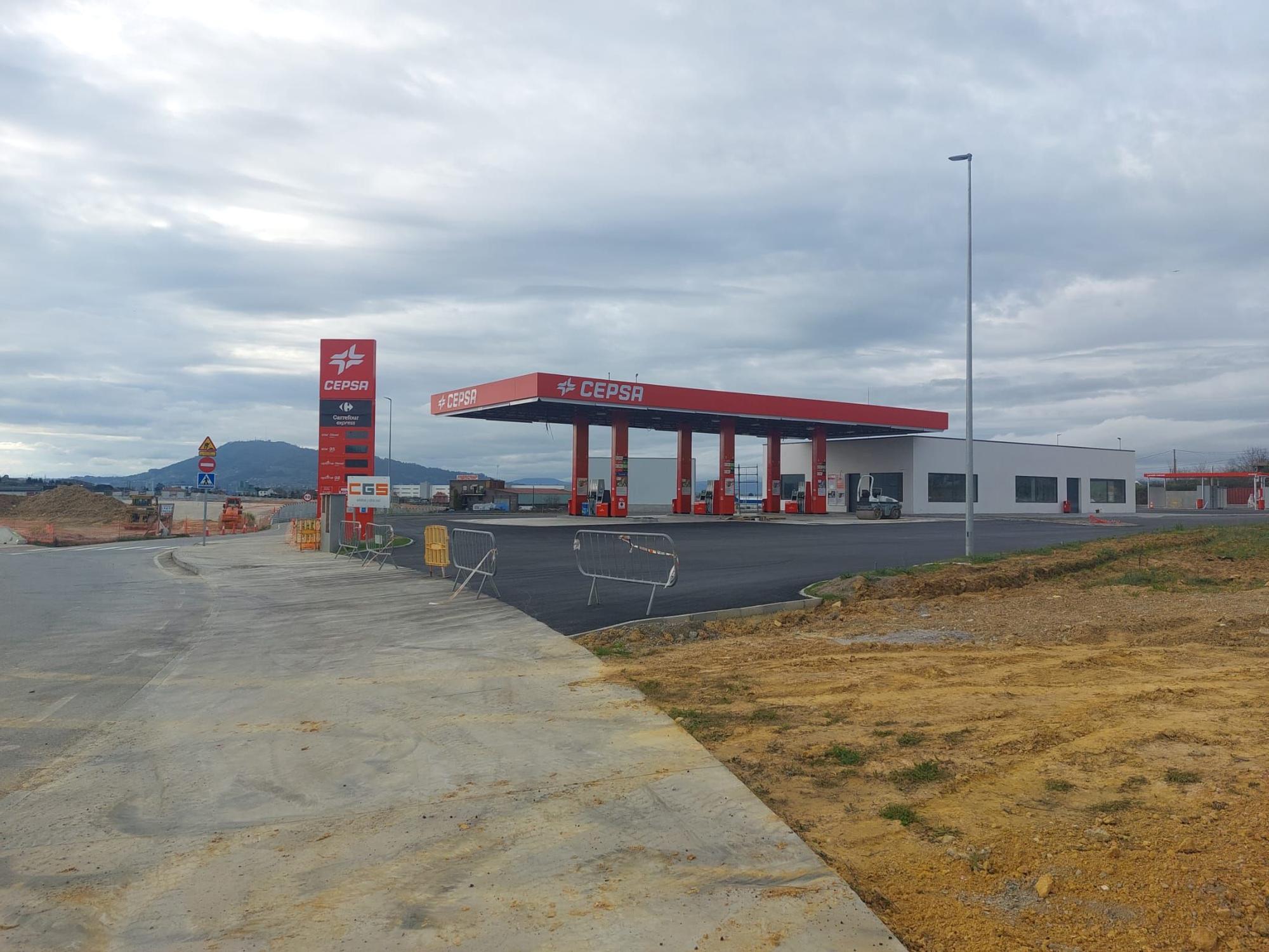 El polígono de Bobes crece: así se ve ya la futura gasolinera y el taller y concesionario de Volvo