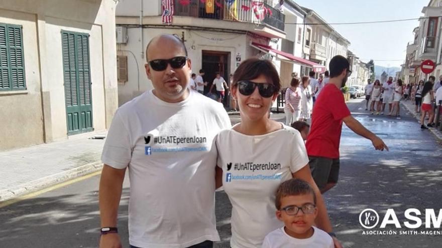 Jordi Ramis y Marga Pons junto a su hijo Joan, afectado por el síndrome de Smith Magenis, una enfermedad muy poco común.