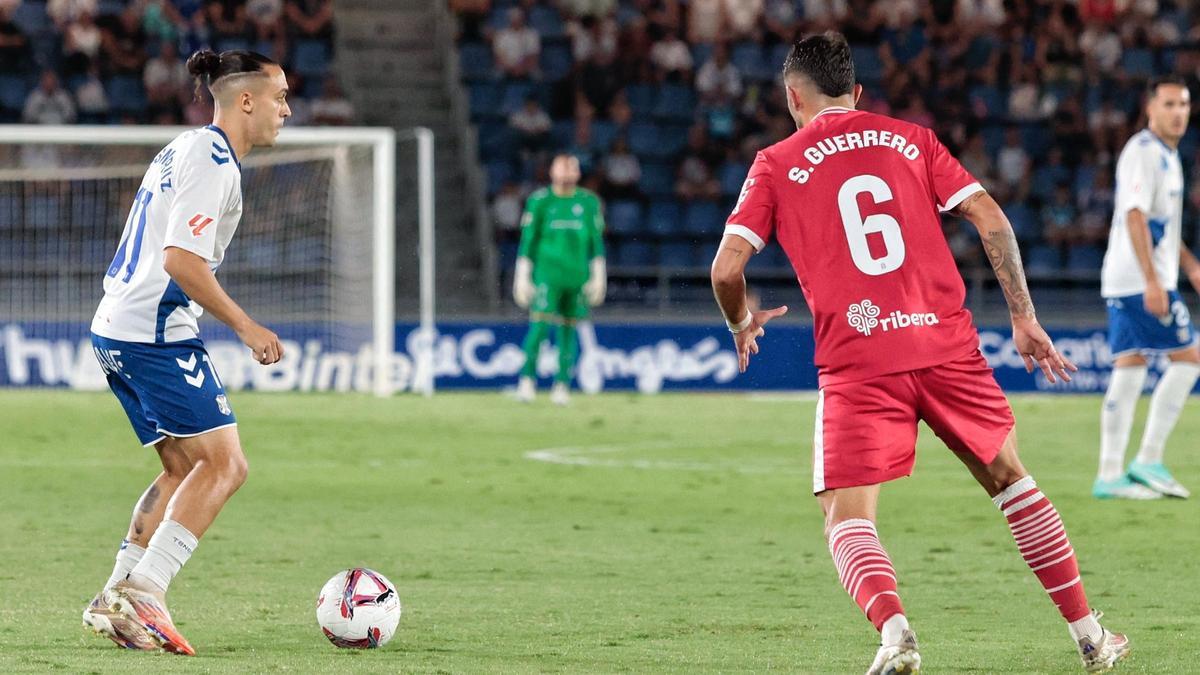 Luismi y Guerrero, en el Tenerife-Cartagena de la primera vuelta.