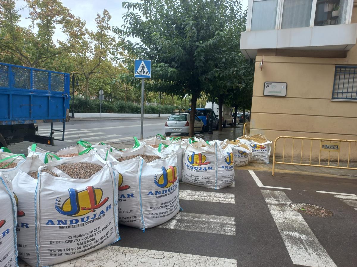Sacos de arena para proteger las calles al otro lado del túnel que cruza el barranco de la Saleta en Aldaia.