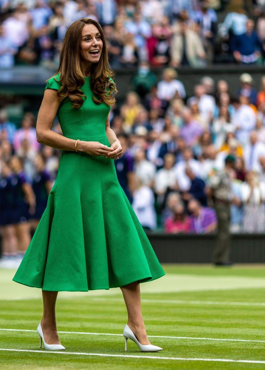 Kate Middleton con vestido verde y zapatos blancos