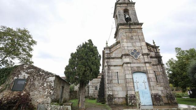 Iglesia de Cabreira, 
en Salvaterra. 
A la izquierda, 
el lugar donde fueron enterrados los cuerpos.  | // A. GUTIÉRREZ