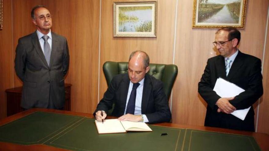 El presidente del Consell, Francisco Camps, firma el plan hídrico, en mayo pasado.