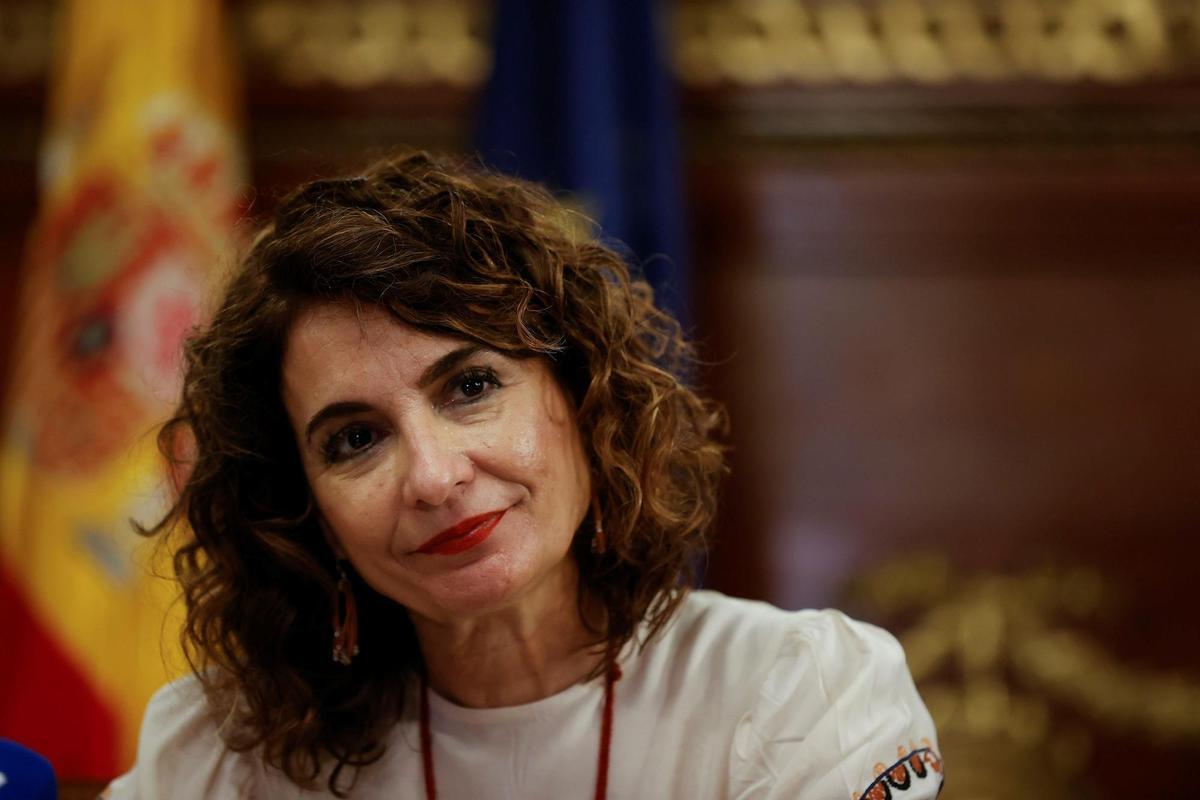 La ministra de Hacienda y Función Pública, María Jesús Montero, posa en una entrevista con EFE, en la que explicó que su Ministerio prepara un plan de choque de ahorro energético en el ámbito de la administración pública que pasa por volver a fomentar el teletrabajo para los puestos que lo permitan y siempre que no repercuta en el funcionamiento de los servicios públicos. EFE/ Kiko Huesca