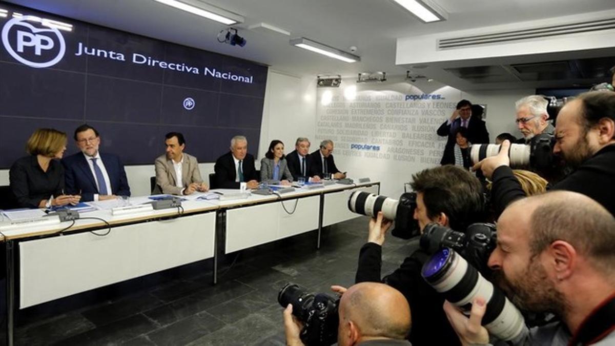 El líder del PP, Mariano Rajoy, y otros miembros del partido en la junta directiva nacional, el pasado lunes