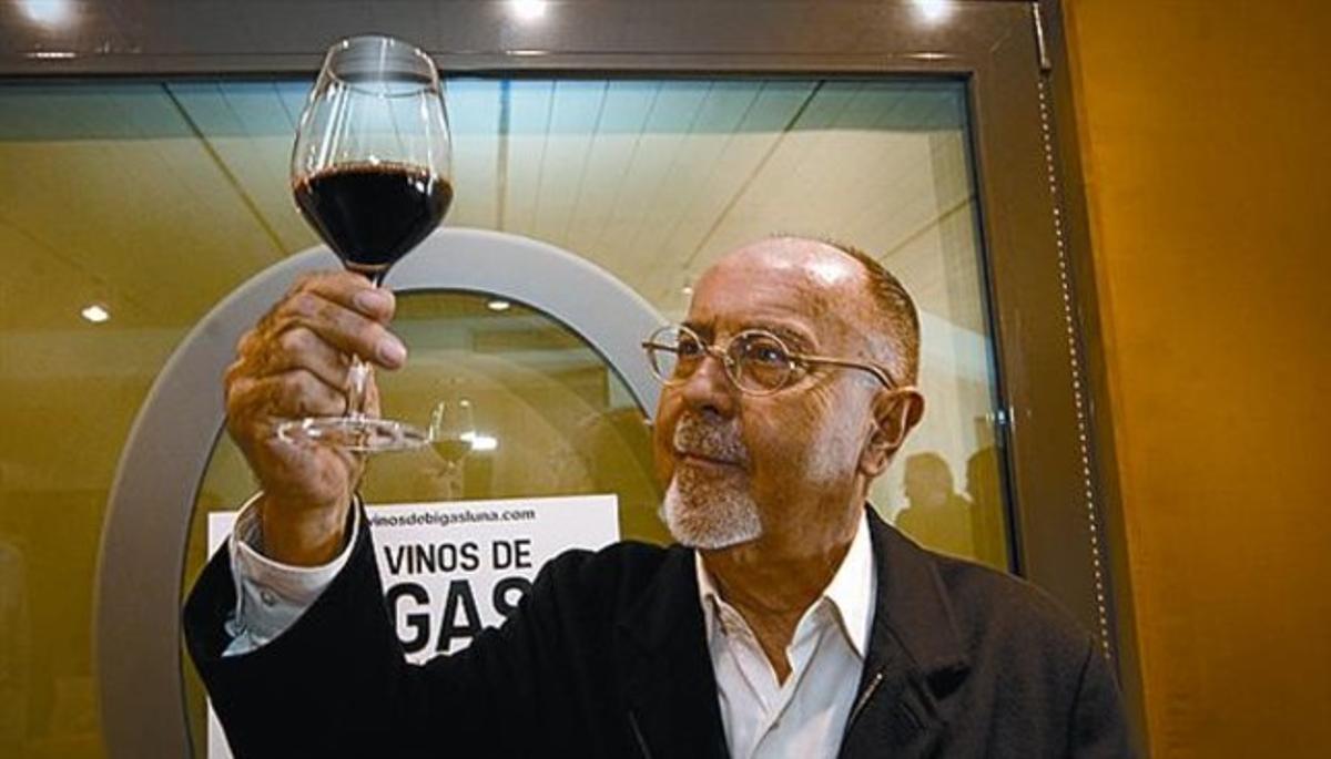 Bigas Luna degusta un dels seus vins, que va presentar ahir. Bigas Luna degusta un dels seus vins, que va presentar ahir.
