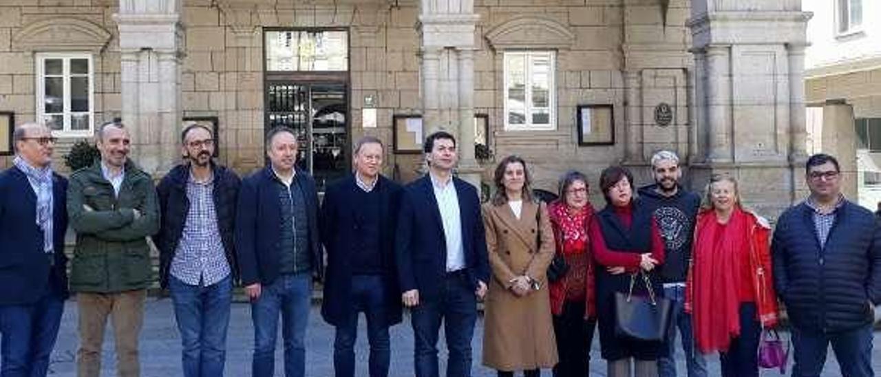 Caballero con ediles y cargos del PSOE, ante el Concello. // Iñaki Osorio