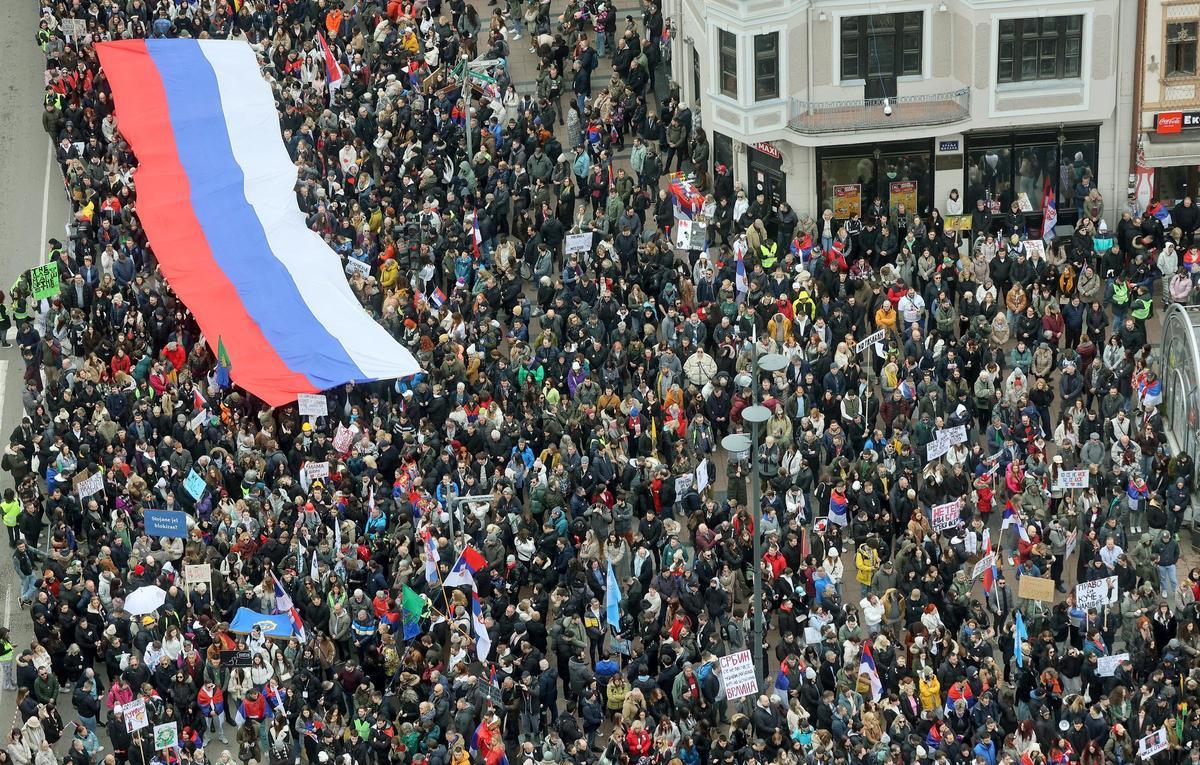 Miles de serbios protestan contra el gobierno cuatro meses después de la tragedia en Novi Sad